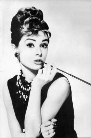 Chignon: lintramontabile acconciatura pratica e di classe (Audrey Hepburn)