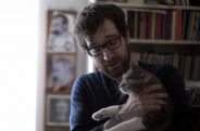 Matteo Bordone e la gatta Fiona provano per Wired la lettiera autopulente